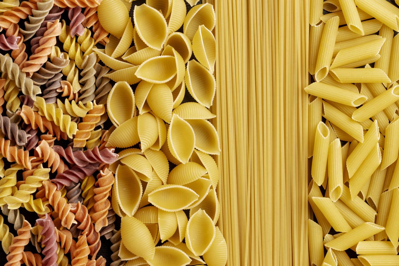 oben-sehen-sie-verschiedene-pasta-anordnungen-min