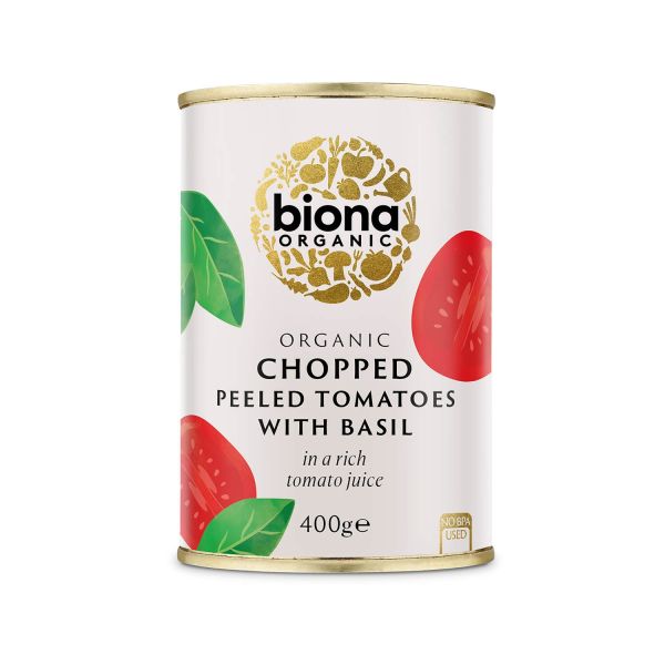 Geschnittene Tomaten mit frischem Basilikum BIO